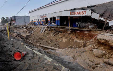 Un taller de reparación de automóviles parcialmente derrumbado tras las catastróficas inundaciones causadas por la tormenta tropical Helene en Swannanoa, Carolina del Norte, 3 de octubre de 2024.