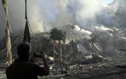Restos de un edificio después de un ataque aéreo israelí sobre el barrio de Dahieh, uno de los bastiones de Hizbulá, en Beirut (El Líbano).
