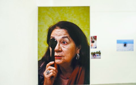 Caicedo documentó la condición de su mamá y tomó fotos desde su perspectiva, que hoy son parte de la exposición.