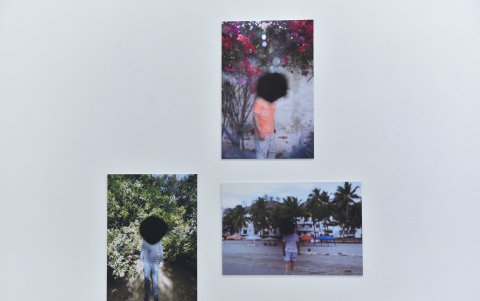 Varias de las imágenes cuentan con una mancha negra en medio, que trasladan al espectador a la mirada de la madre de la artista.