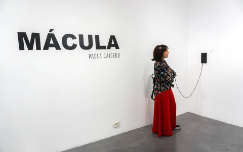 En la muestra, los visitantes pueden escuchar conversaciones entre la artista y su madre, donde la mujer habla sobre su mirada.