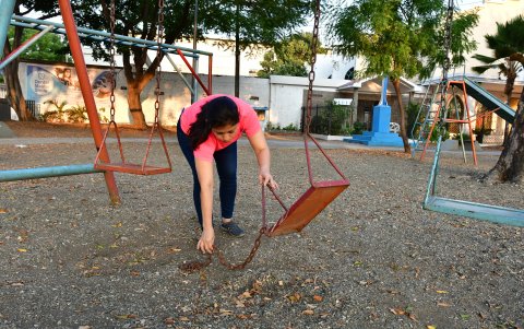 2. Arreglos. El mal estado de los  juegos infantiles, las vías y las veredas son algunas de las principales quejas que tienen los moradores. Piden que sean reparadas para mejorar la convivencia del sector.