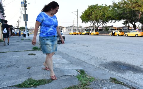 Algunos adultos mayores tienes complicaciones por el mal estado de la vía