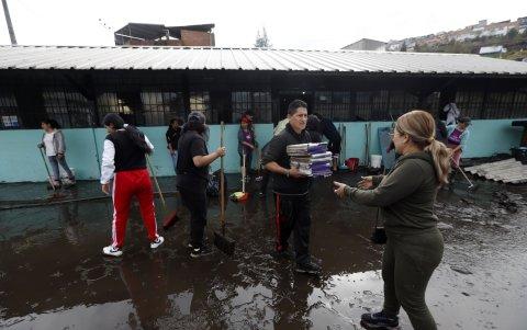 Escuela. Padres de familia y docentes ayudaron a limpiar la Unidad Educativa Francisco Javier Salazar en el barrio Lucha de Los Pobres