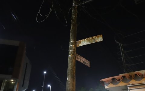 Afectados. Hay diversos sectores, como Urdesa central, donde las láminas evidencian un estado de vetustez. Moradores piden un cambio o la reparación de estos rótulos.