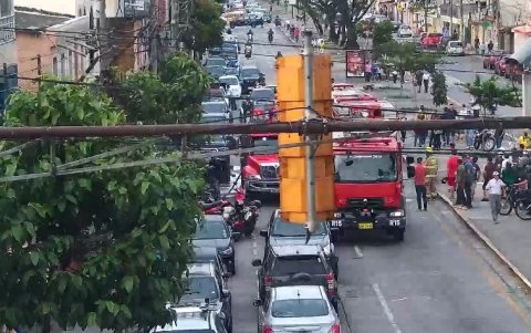 Personal del Cuerpo de Bomberos avanzó a Sauces 8 para atender la emergencia en una vivienda.