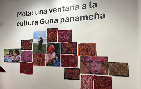 Unos tejidos de la cultura Guna que se exponen en el centro de Roma.