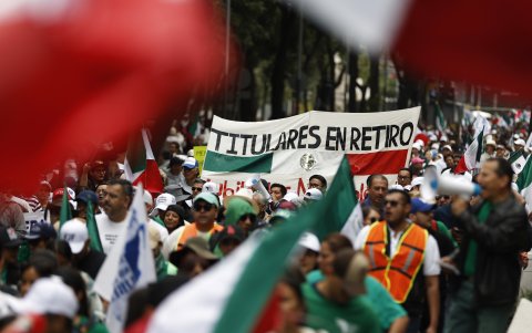 Cientos de personas de la oposición protestan este martes en las principales avenidas de la Ciudad de México (México).