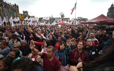 Personas reaccionan durante la entrega del bastón de mando a la presidenta de México, Claudia Sheinbaum, este martes en Ciudad de México (México).