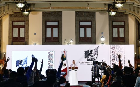 La presidenta de México Claudia Sheinbaum, habla este viernes durante su conferencia de prensa matutina en Palacio Nacional, en la Ciudad de México (México).