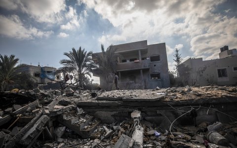 Los escombros de un edificio destruido tras un ataque aéreo israelí en Deir Al Balah, en el centro de la Franja de Gaza, el 4 de octubre de 2024.