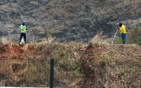 En el sitio donde se levantará la nueva terminal, en el kilómetro 33 de vía a la costa, se ejecutan una serie de mediciones actualmente.