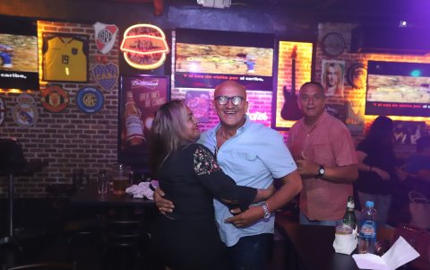 Farra. En la discoteca Juan Daiquirí, las fiestas son exclusivas para los amantes de la música de los ochenta. Se llevan a cabo los sábados, de 14:00 a 19:00.