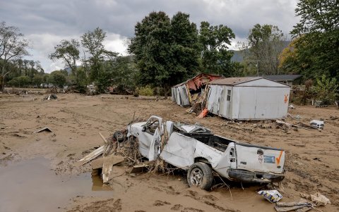 Restos de una casa móvil y un vehículo a lo largo del río Swannanoa después de la catastrófica inundación causada por Helene en Swannanoa, Carolina del Norte, EE. UU., el 3 de octubre de 2024.