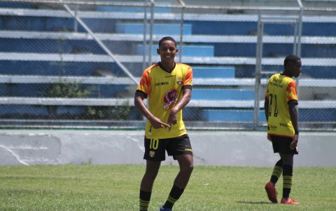 Johan García en uno de sus goles en las menores de Barcelona.