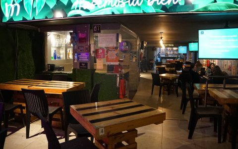 En un bar de la avenida de Los Shyris había pocos clientes el jueves 4 de octubre. Allí no cortan la luz, pero las ventas son menores, según el administrador.