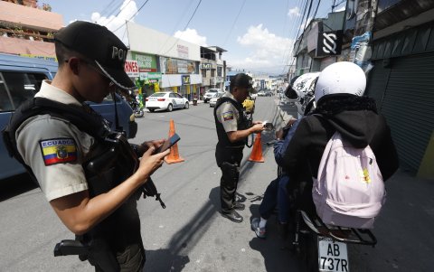 La Policía Nacional refuerza controles, pero los moradores temen que el crimen se tome los barrios quiteños.