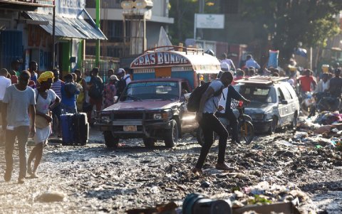 Vehículos y personas transitan por una calle este martes en Puerto Príncipe (Haití).