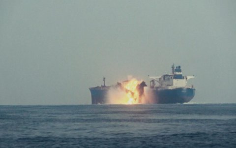 Captura de pantalla cedida por el centro de comunicaciones de los Hutíes donde se observa una explosión en el buque petrolero británico Cordelia Moon.