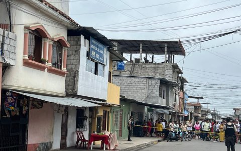 El cuerpo de la víctima quedó encima de una mesa plástica donde desayunaba.