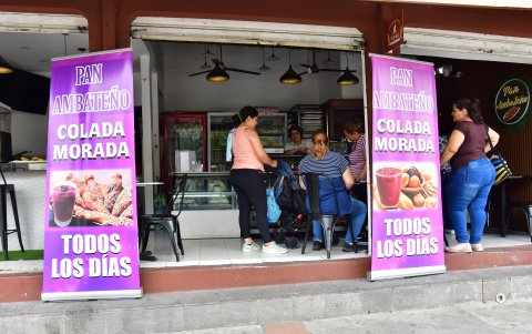 Pan Ambateño. Ofrece la guagua tradicional y una rellena de queso manabita.