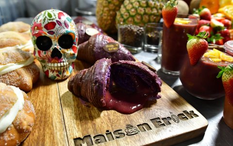 Panadería Erick. El pan croissant relleno de colada morada y de color morado.