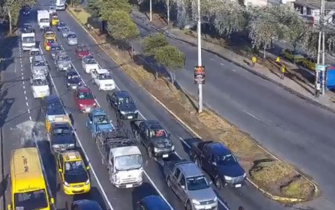 Desde tempranas horas de este 5 de octubre se registró una fuerte congestión vehicular en cinco sectores de Quito.