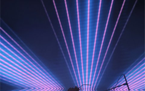 Denisse Guerrero cantándole a sus fans en Guayaquil.