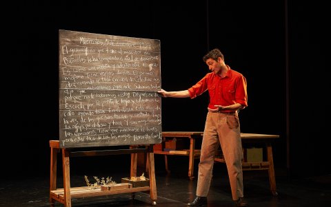 La puesta en escena se enmarca en el teatro de objetos.