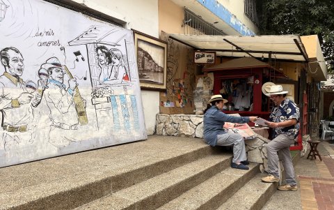 Organización. Silvia Vélez planifica las celebraciones de la ciudad, en el cerro Santa Ana, hace 23 años. Ella se encarga de coordinar todos los eventos que se realizan.