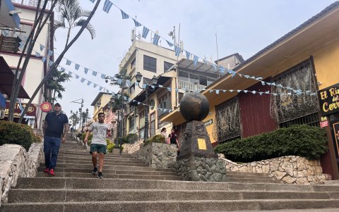 Decoraciones. Las banderas celeste y blanco dan la bienvenida a los turistas locales y foráneos que visitan el cerro Santa Ana, lugar donde nació Guayaquil; están colgadas desde julio.