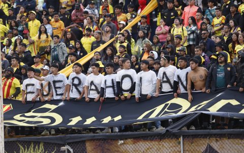 Hinchas toreros exigen la salida del técnico canario Ariel Holan.