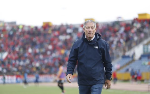 El entrenador argentino Ariel Holan sigue sin encontrar la forma de levantar al Ídolo.