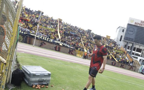 Asistentes del conjunto amarillo retiraron los huevos arrojados a la cancha por los hinchas.