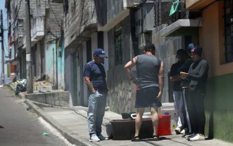 Usuarios aseguran que los cortes de luz solo agravan la falta de agua en los barrios.