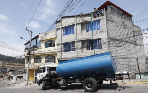 En algunos sectores, vecinos contratan tanqueros privados para garantizar el suministro del servicio.
