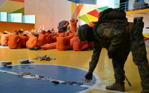 Los objetos prohibidos fueron ubicados en los patios de los pabellones.