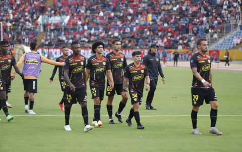 Los jugadores de Barcelona salieron frustrados tras sumar una nueva derrota.