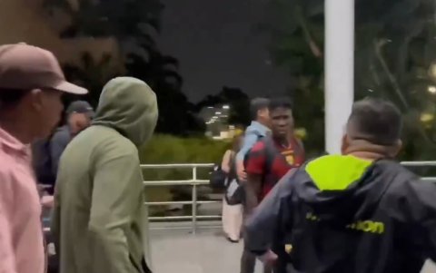 Hinchas recibieron con reclamos a los jugadores de Barcelona.