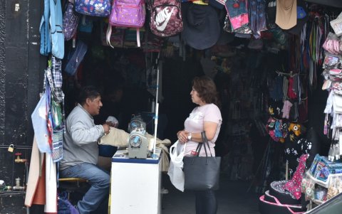 José Toaquiza tiene en su taller dos máquinas de coser, una eléctrica y la otra a pedal. Cuando hay cortes recurre a la segunda para seguir trabajando.