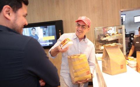 Erik Martini, cónsul general de Estados Unidos, puso su granito de arena.