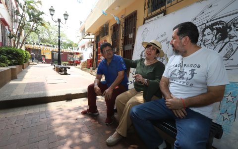 Figura. Vélez, en el centro, preside la Asociación Cultural Cerro Santa Ana.