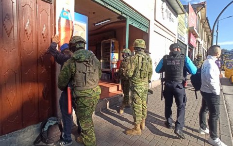 Los militares revisaron a las personas en el sector de La Marín, en el centro de Quito. En la capital rige el estado de excepción.