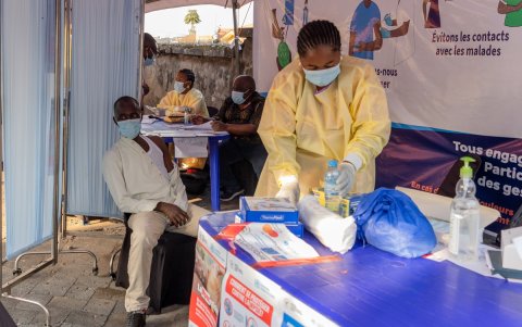 Personal médico se prepara para inocular a una persona contra la viruela y el mpox en el Hospital General de Goma, en Goma, República Democrática del Congo.
