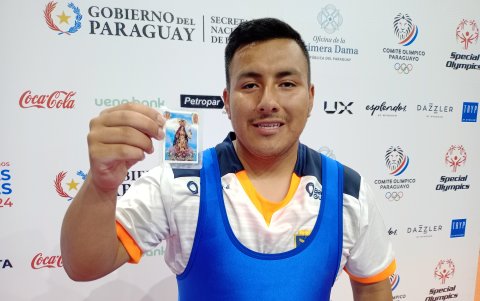 Alejandro Yauri con su estampa de la Virgen del Cisne.