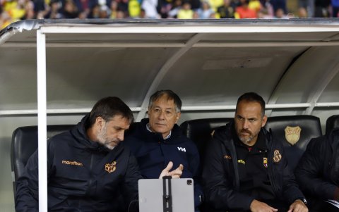 Ariel Holan (c) junto a su cuerpo técnico en Barcelona