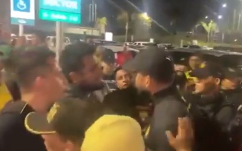 Victor Mendoza discute en el estacionamiento del aeropuerto de Guayaquil.