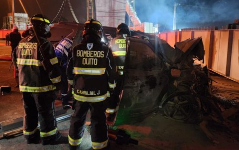 El vehículo se impactó contra una estructura del puente en construcción.