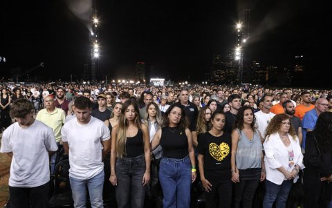 Este lunes 7 de octubre se desarrolló una ceremonia conmemorativa en Tel Aviv organizada por las familias de los rehenes retenidos en Gaza, para conmemorar un año de los ataques de Hamás.