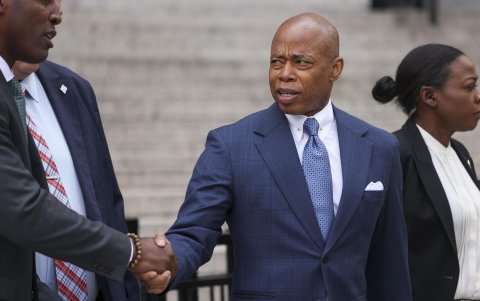 El alcalde de Nueva York, Eric Adams, quien enfrenta una serie de acusaciones graves que han generado una tormenta de especulación y escrutinio público